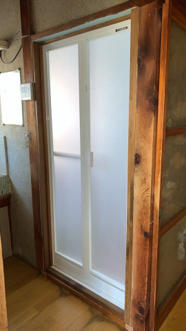 ・・・木製浴室ﾄﾞｱを浴室折戸に交換・・・